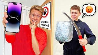 Heimlich Ash's iPhone in Panzertape verpacken!  - PRANK ESKALIERT