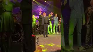 Допустимо ли показывать "козу" во время поклонения?