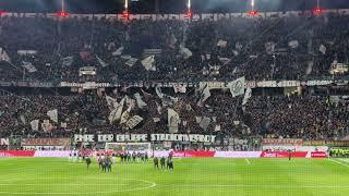 Spieler und Fans von Eintracht Frankfurt feiern den 1:0-Sieg gegen Werder Bremen am 23.11.2024