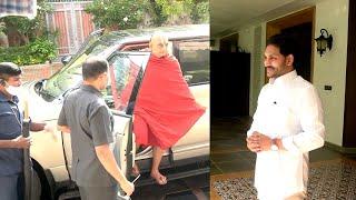 Tridandi Chinjiyar Swami Meets CM YS Jagan at His Residence Tadepalli | Distoday News