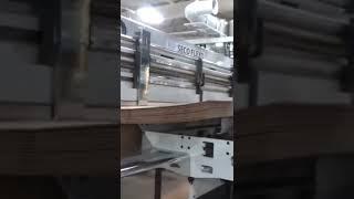 This machine folds and glues corrugated board to boxes.