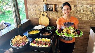 Cozinhando um almoço tradicional mineiro, no fogão a lenha na roça