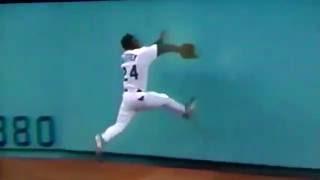 Ken Griffey, Jr. Breaks Wrist On Legendary Catch!