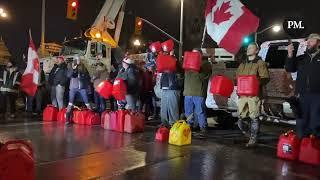 Fuel cans OTTAWA. Протест с пустыми канистрами. Канадское движение за свободу 2022