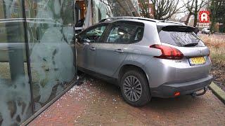 Auto rijdt door pui van gemeentehuis in Alphen aan den Rijn