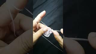 Flor de acabamento do vestido de croche infantil inspiração Mary Castro @deboracroche #shorte
