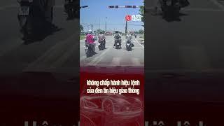 Vượt đèn đỏ, người phụ nữ xô ngã xe đang qua ngã tư