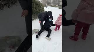 虽然天很冷，但是心很暖～#父母是孩子最好的老师  #人类幼崽  #雪天出行注意安全 #河南这场雪还没结束 #暖心