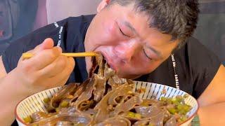 Fat Monkey Cooks Soba Noodles with Garlic Sprouts, Low-Fat and Chewy!