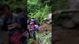 Kelakuan bocah ABG lagi cuci muka di hutan