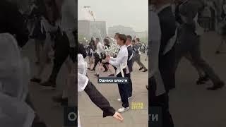 Выпускники танцуют в дыму лесных пожаров