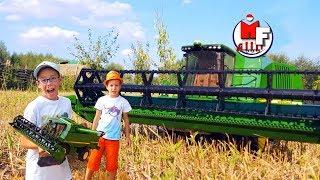 Mainan bruder. John Deere harvester. Tinjau dan game. Mobil untuk anak-anak. Mainan bruder