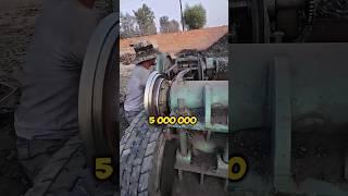 Мужчина перерабатывает шины необычным станком