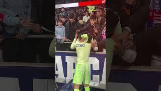 Footballers pay for the shirts they give to fans 