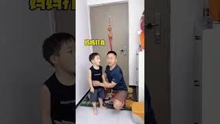 不就是让你扫个地吗，至于吗，听到爸爸回来后委屈坏了 #呆萌小米宝#萌娃#熊孩子