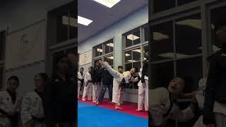 에서 옆차기 설명중 ...#taekwondo #sidekick #usa #tkd #yt #martialarts #태권도 #forms #karate #kick #추#yt #short