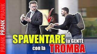 SPAVENTARE la GENTE con la TROMBA da STADIO 3 - Prank