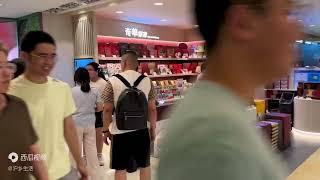 上海最大的奢饰品商场“国金中心”，真没想到里面这么多人！