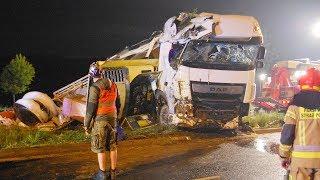 Masakryczny wypadek; dachowanie Tira z ładunkiem farb. Tychy, DK1