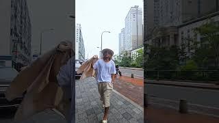 여름에 덥다고 매일 캐주얼만 입을 순 없죠.정장도 얇고 시원한 소재라면, 여름에도 댄디한 코디 충분히 가능합니다.#바이더알 #BYTHER #여름수트 #여름코디 #남자코디 #코디추천
