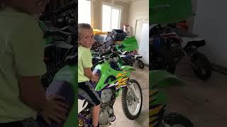 My brother revs my dirt bike #kawasaki #klx300r #dirtbike