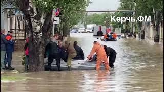 По Керчи на лодке передвигается Аксенов