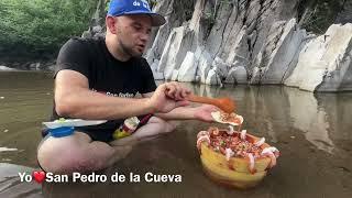 Cebiche de pescado en un molcajete de madera dentro del rio en San Pedro de la Cueva