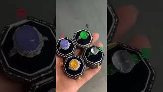 春翡吐新芽，夏翠映荷华，秋霜凝蛋面，冬雪藏莹霞。四时流转，玉魄生辉，一方翡翠写尽岁华。