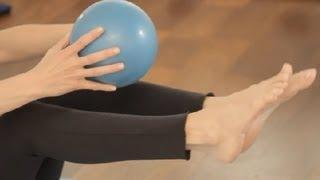 Cómo hacer abdominales con un balón : Ejercicios de Pilates 5