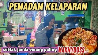 PEMADAM KELAPARAN,MAKAN SEBLAK JANDA DI SAAT HUJAN EMANG PALING NIKMAT