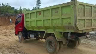 KERUK TANAH DI BUKIT UNTUK MENIMBUN  DENGAN 2 EKSKAVATOR