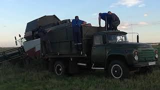 Комбайн Акрос свалился с насыпи в ложок, ждём джондир чтобы вытащить.