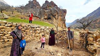 The life of the nomads  When the whole family gathers together to build a stable