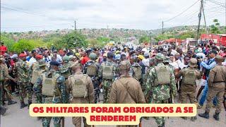 MANIFESTANTES MOÇAMBICANOS BLOQUEIAM A FRONTEIRA RESSANO GARCIA ACESSO PRINCIPAL COM AFRICA DO SUL