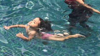 Selena has obvious muscles in her shoulders and arms. Baby swimming 23-09-2023-1