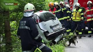 Autolenker bei Verkehrsunfall in Molln mit PKW in steiles Waldstück gestürzt