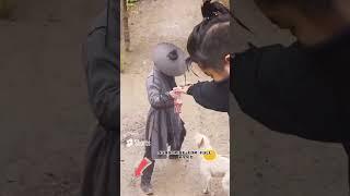 Kung fu master beats the man in black and saves the girl #kungfu #Funny