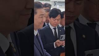 김병기 원내대표 옆에서 딱! 지키는 김현정, 백승아 대변인 #shorts #이재명 #김병기 #김현정 #백승아 #선거 #대통령 #원내대표 #당선 #현충원 # 촬영 #국회 #경호