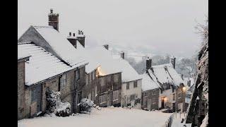 Snow falls on Gold Hill in Shaftesbury