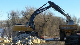 John Deere 250G | Loading 600mm into Rock Trucks