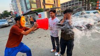 Om Ne PAANI Se Bhiga Diya Logo Ko  PRANK |Bohut Ganda Mara Beech Road Mein | HOLI PRANK