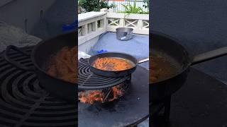 Вкусная рыбка на сковородке. Фестиваль 'Москва на волне 2025'. Рыба, морепродукты / Moscow #наволне