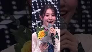 the way I.N give MIYEON the flowers