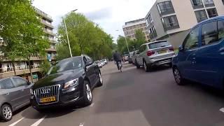 LEVENSMOEDE FIETSER HAALT IN