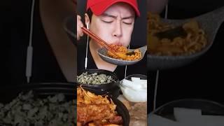 MUKBANGER EATING BIG BOWL OF SPICY NOODLES    #bigbitemukbang #spicynoodles #noodlelovers