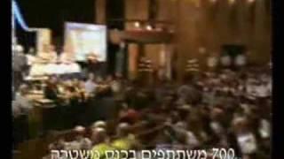 אהרלה קמינסקי במופע הפעלה (ה)ארגון (כ)תזמורת מנצחת