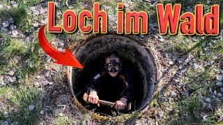 TAUCHEN in tiefem Loch MITTEN IM WALD!! (Schatzsuche Unterwasser mit Metalldetektor)