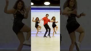 Dancing with twins! #shorts | Kaliyon ka chaman ft @ChinkiMinki | Abhishek Nigam