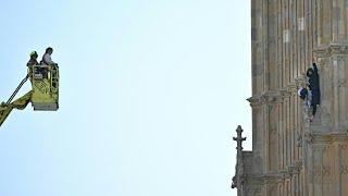 Mann mit Palästinenserflagge harrt stundenlang auf Big Ben aus