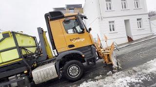 Winterdienstfahrzeug Bonnorange kommt auf glatter Straße keinen Zentimeter vorwärts am 09.01.25